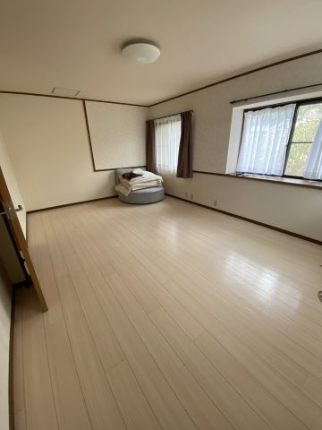 大内氷上戸建ての洋室