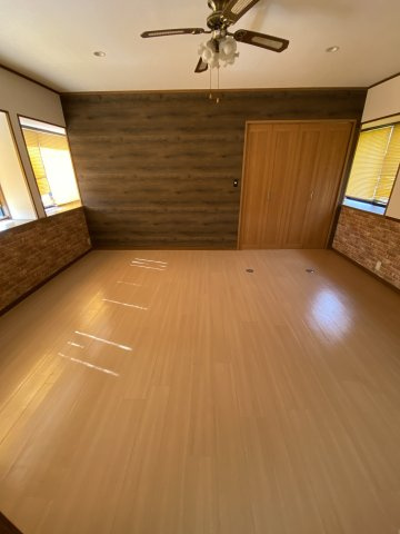 大内氷上戸建ての洋室