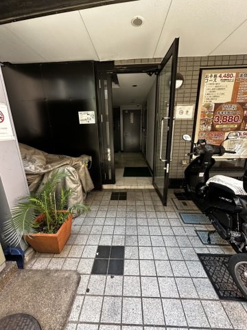 豊強ビルのエントランス