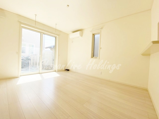 茅ヶ崎市中島のアパートの居間・リビング