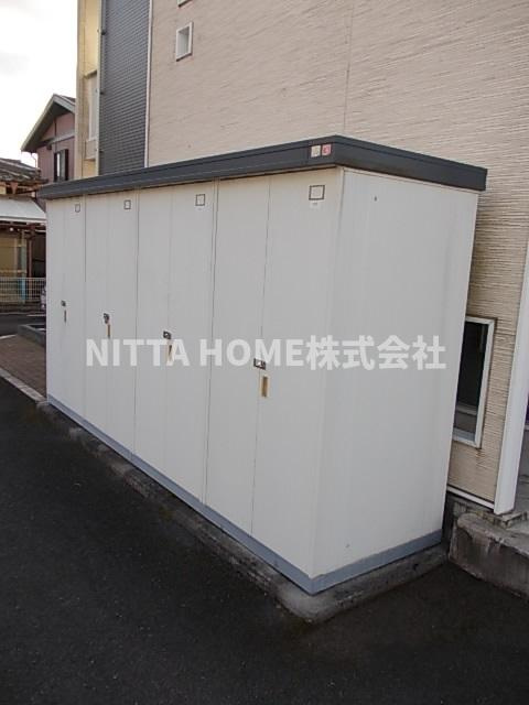 綾部市味方町舟ノ上のアパートのその他共用部分|スタッドレスタイヤ保管に便利な外部物置付き♪