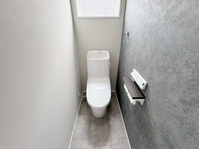 タマタウン　羽島市竹鼻町狐穴（竹鼻小Ⅱ）　全３区画分譲のトイレ|超節水型の水洗トイレを標準採用。汚れが付きにくいコーティング加工で、いつでも清潔に保てる便座を装備。