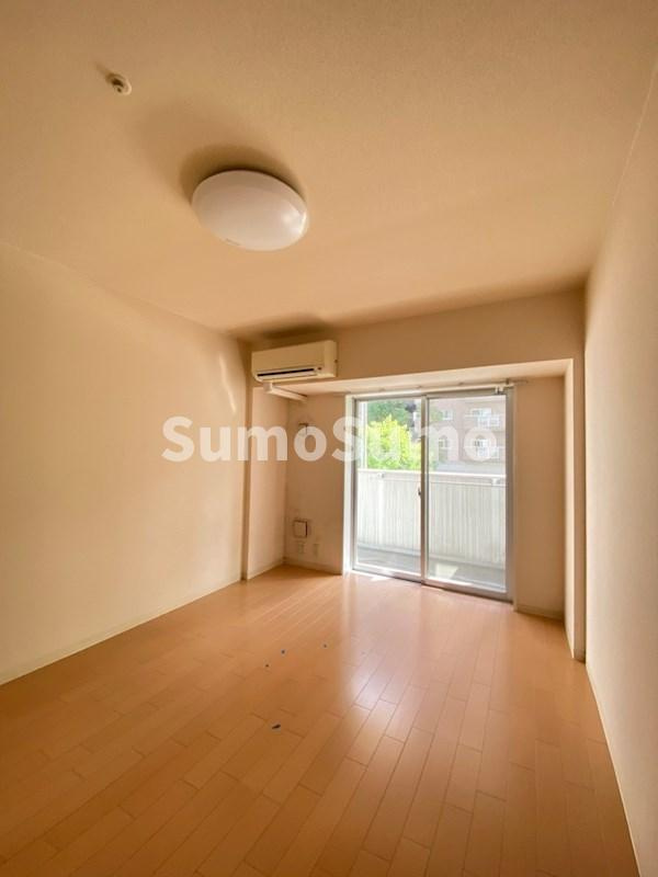 URBAN FLATS中之島 (旧 LaDouceur中之島)の居間・リビング|ゆったりとしたリビングです