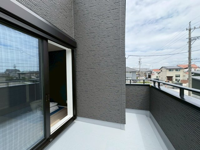 タマタウン　羽島市竹鼻町狐穴（竹鼻小Ⅱ）　全３区画分譲のバルコニー|バルコニーは南向きで洗濯物もよく乾きます！強度と表面積硬度を持つFPRで防水しています。