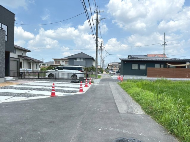 タマタウン　羽島市竹鼻町狐穴（竹鼻小Ⅱ）　全３区画分譲の前面道路含む現地写真|■前面道路　
■ヤマダ不動産　株式会社リライフ