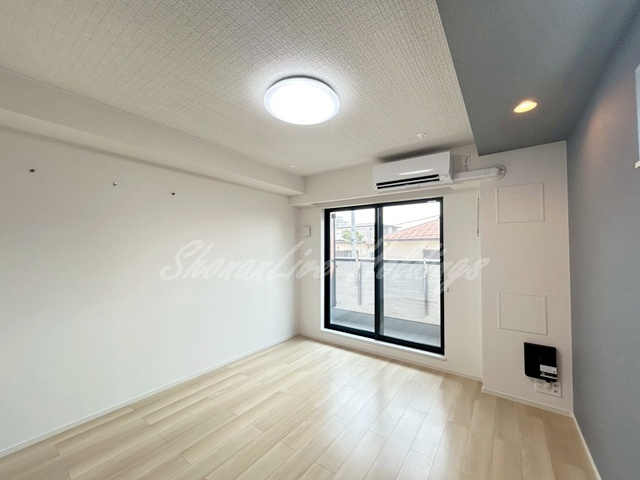 茅ヶ崎市赤松町のアパートの居間・リビング