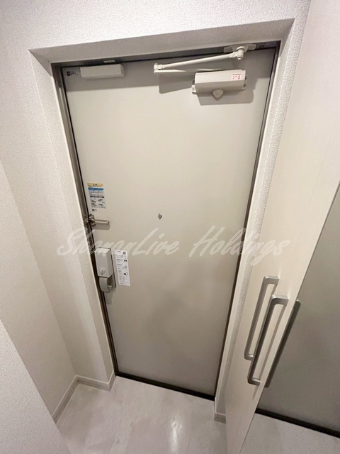 茅ヶ崎市赤松町のアパートの玄関