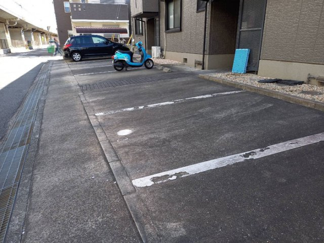 ハイカムール松井の駐車場