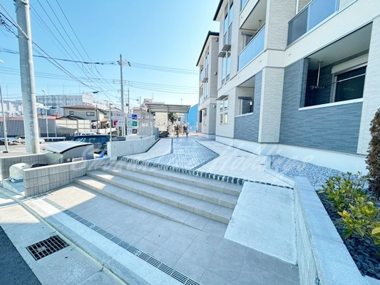 藤沢市城南３丁目のアパートのエントランス