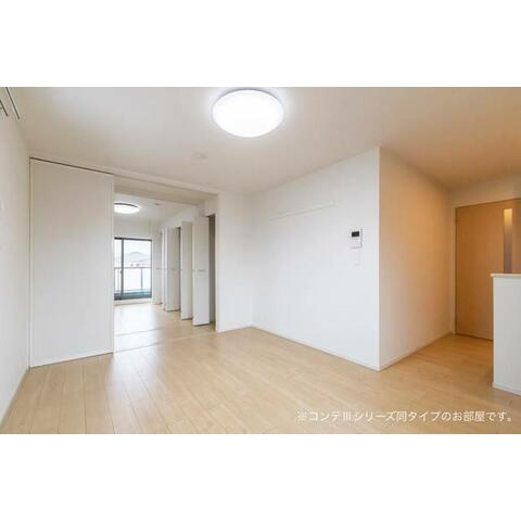 藤沢市城南３丁目のアパートの居間・リビング