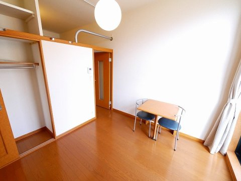 レオパレスＥＡＳＴ　ＦＩＥＬＤ　精華の収納|大きなスペースがあり、収納には困りません