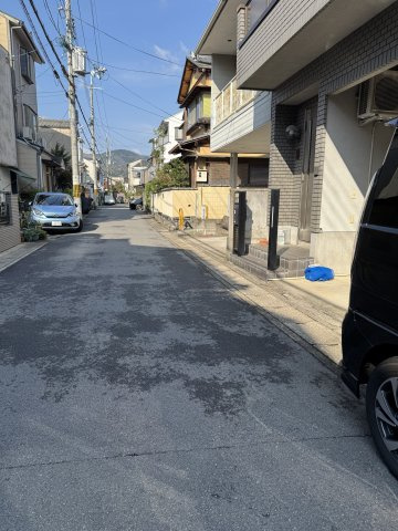 表面利回り約11.25％｜月額賃料150,000円で賃貸中の前面道路含む現地写真|周辺は閑静な住宅街となっており、静かで落ち着いた暮らしを実現できる住環境です。