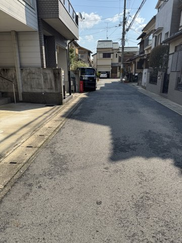 表面利回り約11.25％｜月額賃料150,000円で賃貸中の前面道路含む現地写真|前面道路はゆったりとした幅員が確保されており、車の通行も比較的少ない落ち着いた住環境です。