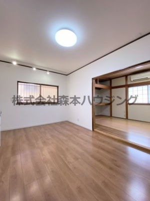 【居間・リビング】 | 　門真市三ツ島6丁目戸建 | 明るい居間です