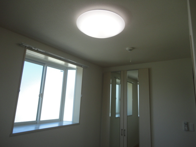 サンフォレストの内装|照明器具・出窓(洋室)