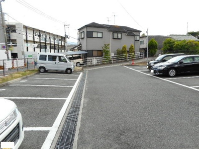 【駐車場】 | ラルジュウエスト | 車をお持ちの方に嬉しい駐車場付きの物件です