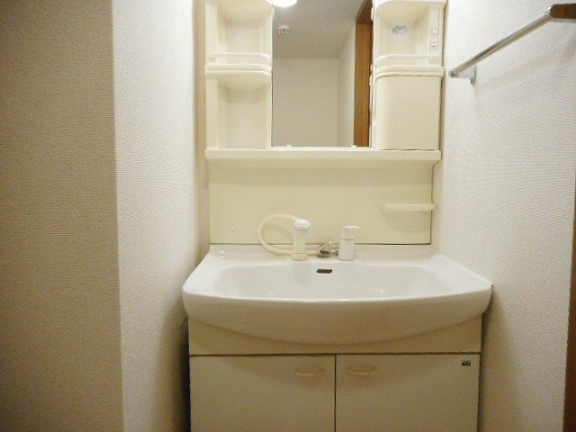 【洗面所】 | ラルジュウエスト | ゆったりとスペースのある洗面所