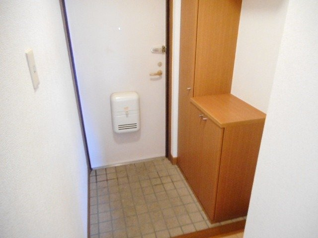 【玄関】 | ラルジュウエスト | 収納もある玄関です