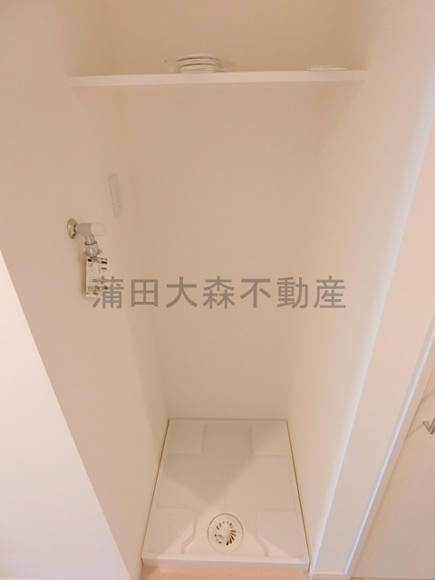 羽田六間堀レジデンスの設備|棚付きの洗濯機置き場