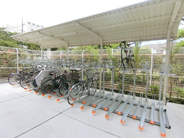 羽田六間堀レジデンスのその他共用部分|屋根付きラック式の駐輪場
