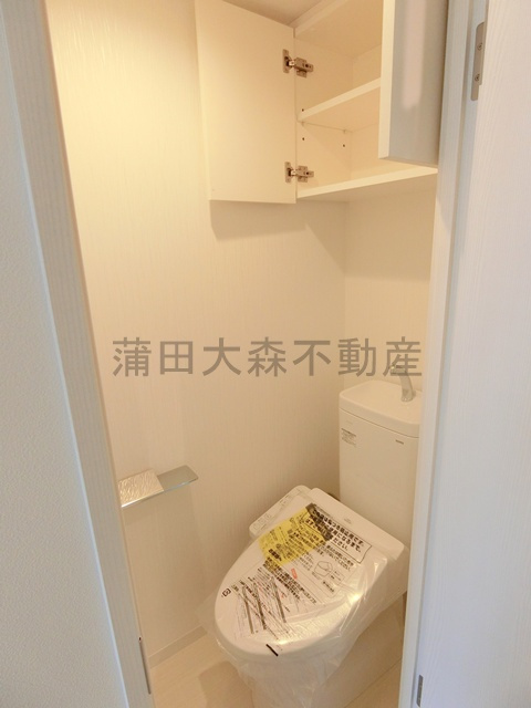 羽田六間堀レジデンスのトイレ|棚収納と温水洗浄便座付きのトイレ