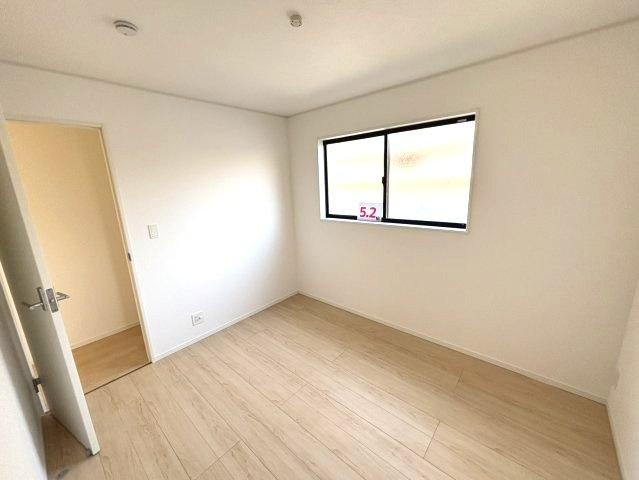 クレイドルガーデン柳原第2-1号棟　松山市柳原第2の新築戸建の洋室|コンパクトで使いやすい洋室です