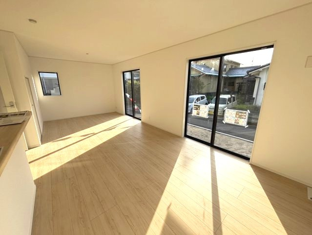 クレイドルガーデン柳原第2-1号棟　松山市柳原第2の新築戸建の居間・リビング|ゆったりとした居間です