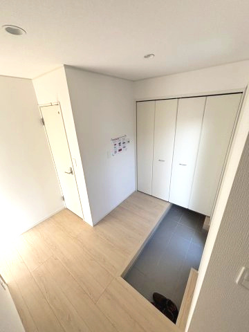 クレイドルガーデン柳原第2-1号棟　松山市柳原第2の新築戸建の玄関|落ち着いた玄関です