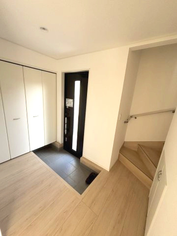 クレイドルガーデン柳原第2-1号棟　松山市柳原第2の新築戸建の玄関|収納もある玄関です