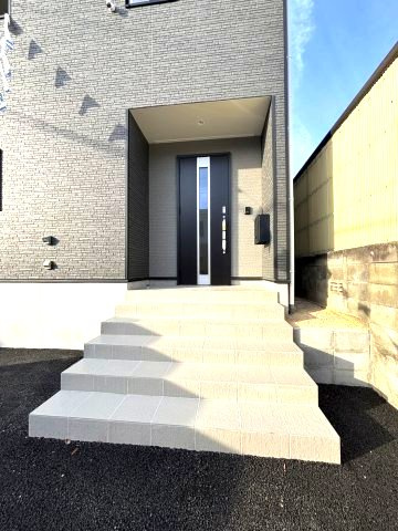 クレイドルガーデン柳原第2-1号棟　松山市柳原第2の新築戸建の玄関|毎日通る玄関はこちらです