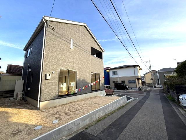 クレイドルガーデン柳原第2-1号棟　松山市柳原第2の新築戸建の前面道路含む現地写真|前面道路含む現地写真です