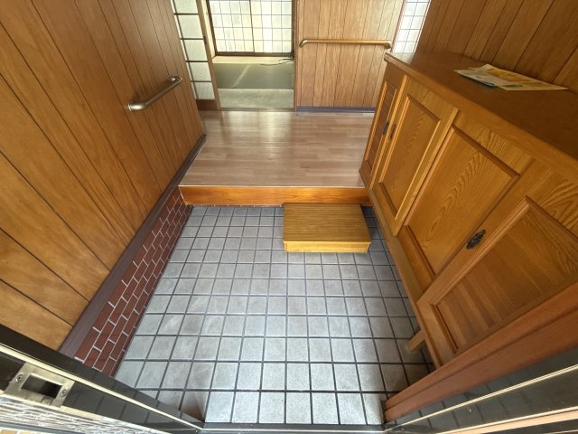 菅生澗戸建ての玄関
