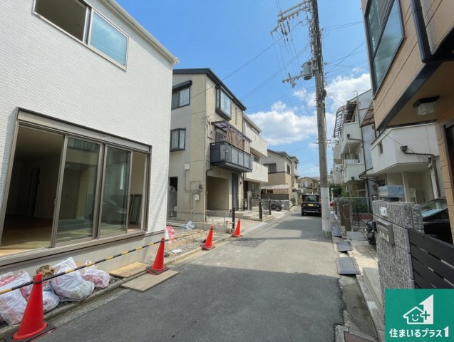 高槻市深沢町　第4期　新築一戸建ての前面道路含む現地写真|周辺は落ち着いた街並みの住宅地！子育てがしやすい住環境です！まだ未完成ですが、現地でしかわからない事もございます。是非一度ご覧ください。