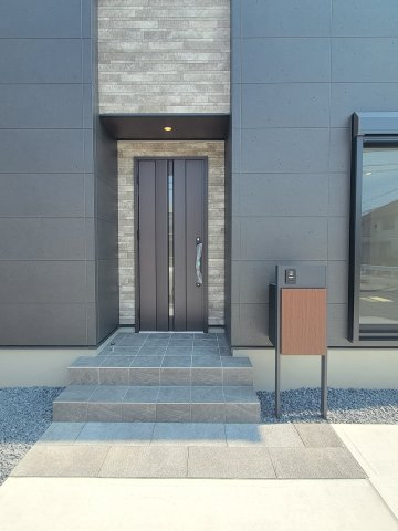 津秦1区画（122-18）・新築戸建の玄関