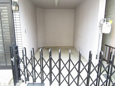 高槻市芥川町２丁目の一戸建ての駐車場