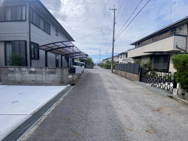 リナージュ野洲市近江富士３丁目　第2期　１号棟の前面道路含む現地写真