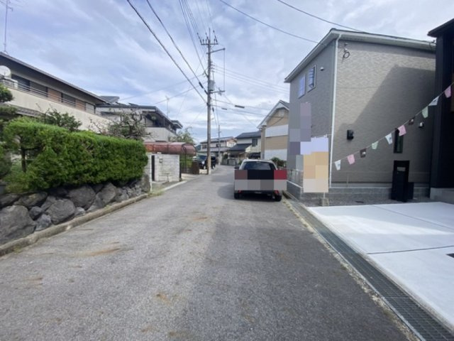 リナージュ野洲市近江富士３丁目　第2期　１号棟の前面道路含む現地写真