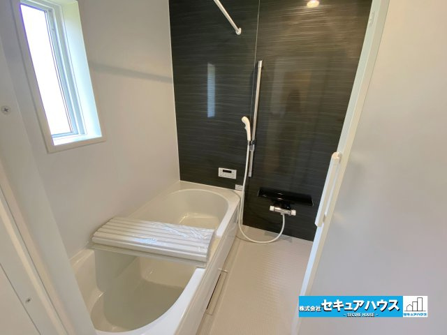 【今からご案内可能】東海市名和町　全2棟の浴室|【浴室】
◆アクセントパネルで落ち着きのある雰囲気を演出します。毎日の疲れを癒やすバスタイムをお楽しみ下さい！
◆窓付きで、カビの繁殖を抑える効果があります。
◆追い炊き機能を備えたオートバスです。　