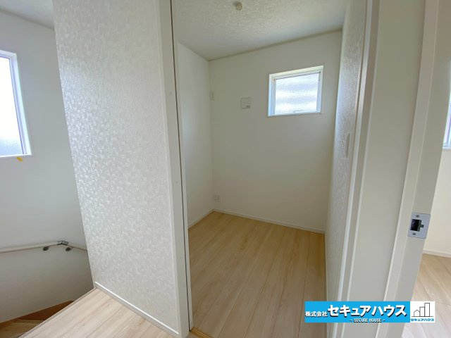 【今からご案内可能】東海市名和町　全2棟の収納|【2帖テレワークルーム】
◆独立したテレワークルーム(2帖)があり、オンオフの切り替えが可能です。家族との生活音が気になりにくい独立型になっています。
◆収納スペースとしてもお使いいただけます。　　　