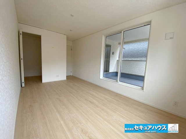 【今からご案内可能】東海市名和町　全2棟の居間・リビング|【洋室】
◆家族一人ひとりの大切なプライベート空間。趣味に合わせて使って頂けるようシンプルに仕上げてあります。暮らし心地を大きく左右する収納を、適材適所に配置し使い勝手を考慮しました。　　　　　　　　