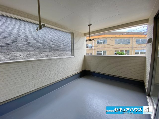 【今からご案内可能】東海市名和町　全2棟のバルコニー|【インナーバルコニー】
◆見晴らしがよく、太陽の温かな温もりをいっぱい受け止めてくれます。太陽の光と爽やかな風を受けたお洗濯物はあっという間に乾きます。急な天候の変化にも安心なインナーバルコニーです。