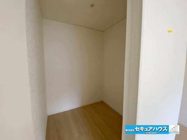 【今からご案内可能】東海市名和町　全2棟の収納|【ウォークインクローゼット】
◆ハンガーパイプを設置したり、タンスや収納ケース使ったりと自分が使いやすい形にできる汎用性の高さが魅力です。　　　　　　　　　　　　　　　　　　　　　　　　　　　　　　　