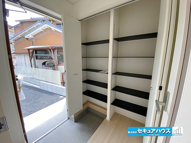 【今からご案内可能】東海市名和町　全2棟の玄関|【玄関】
◆光が差し込み明るい設計です。
◆玄関には、収納力のあるシューズクロークがございます。玄関まわりがすっきり片付きます。可動棚式のため高さ調整可能！
◆ダブルロックキーで防犯面も安心です。　　