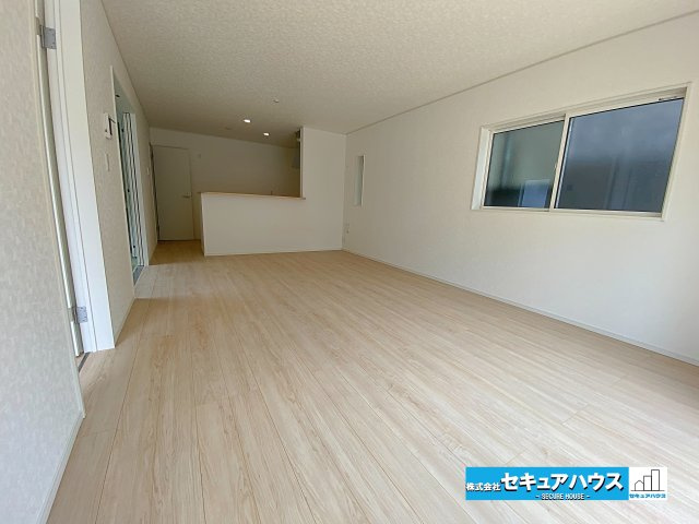 【今からご案内可能】東海市名和町　全2棟の居間・リビング|【LDK】
◆家族揃ってリビングで過ごすお休みの日が、楽しみになる場所となることでしょう。
◆対面式のオープンキッチンは、家事をしながら家族の様子が一目でわかる安心＆便利設備♪　　　　　　　　　　　　