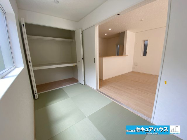 【今からご案内可能】東海市名和町　全2棟の和室|【和室】
◆リビング横の和室は、お子様の遊び場やお昼寝スペースに最適です。キッチンから目が届くため、家事をしながらでも安心です♪　
◆来客時には扉を閉めて客間として利用できる汎用性の高さが魅力です。　