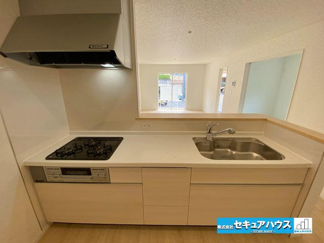 【今からご案内可能】東海市名和町　全2棟のキッチン|【キッチン】
◆同時にたくさんの料理が調理できる3口コンロ。「焼く・蒸す・煮る」の工程を同時進行で進めることができるので、料理を素早く作ることができます。育児でバタバタ忙しいママに嬉しい♪　　　　　　