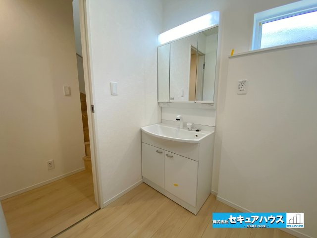【今からご案内可能】東海市名和町　全2棟の独立洗面台|【洗面台】
◆鏡の裏にはたっぷりと収納スペースを標準装備！
◆電源を付属しているのでドライヤーなど利用できます。
◆洗面台下にはシャンプーや洗剤などのストックをしまうことができます。　　　　　　　　　