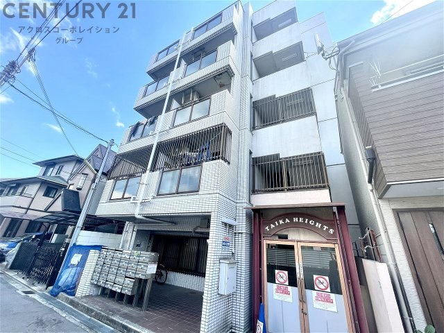 オートロックで外部の人間が簡単に出入りできないため安心です。