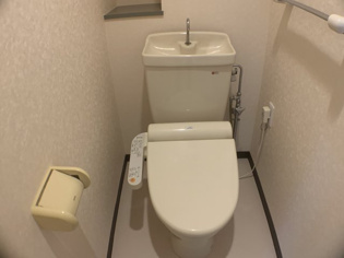 温水洗浄便座付きのトイレです♪