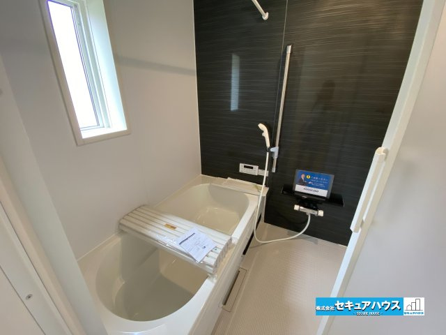 【今からご案内可能】東海市名和町　全2棟の浴室|【浴室】
◆アクセントパネルで落ち着きのある雰囲気を演出します。毎日の疲れを癒やすバスタイムをお楽しみ下さい！
◆窓付きで、カビの繁殖を抑える効果があります。
